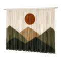 Makramee Wandteppich 90 x 110 cm aus Baumwolle mit Holzstab Bergmotiv